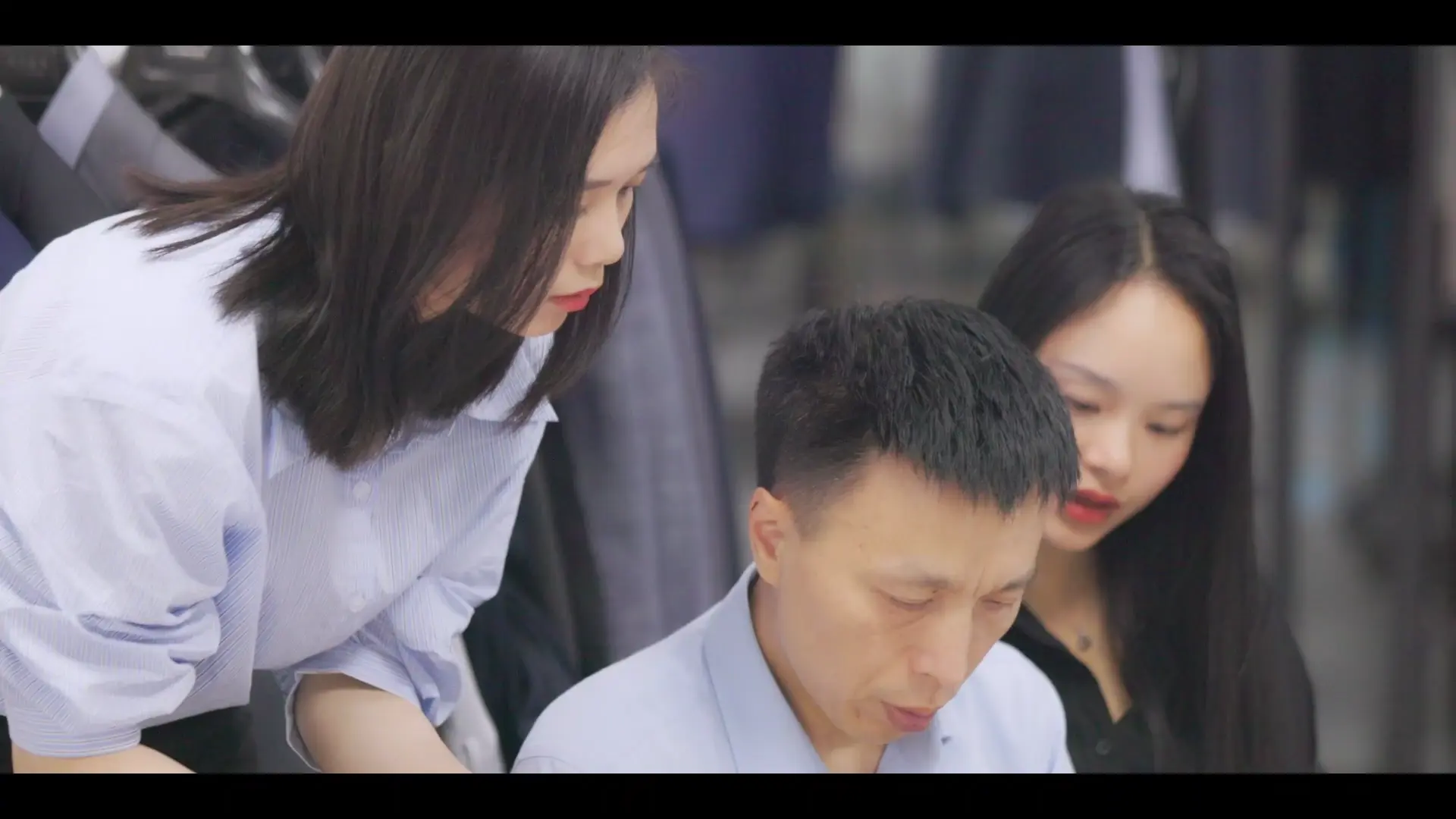 Bekleidungs-Showroom und Musterpräsentation — Shenzhen apparel manufacturing factory